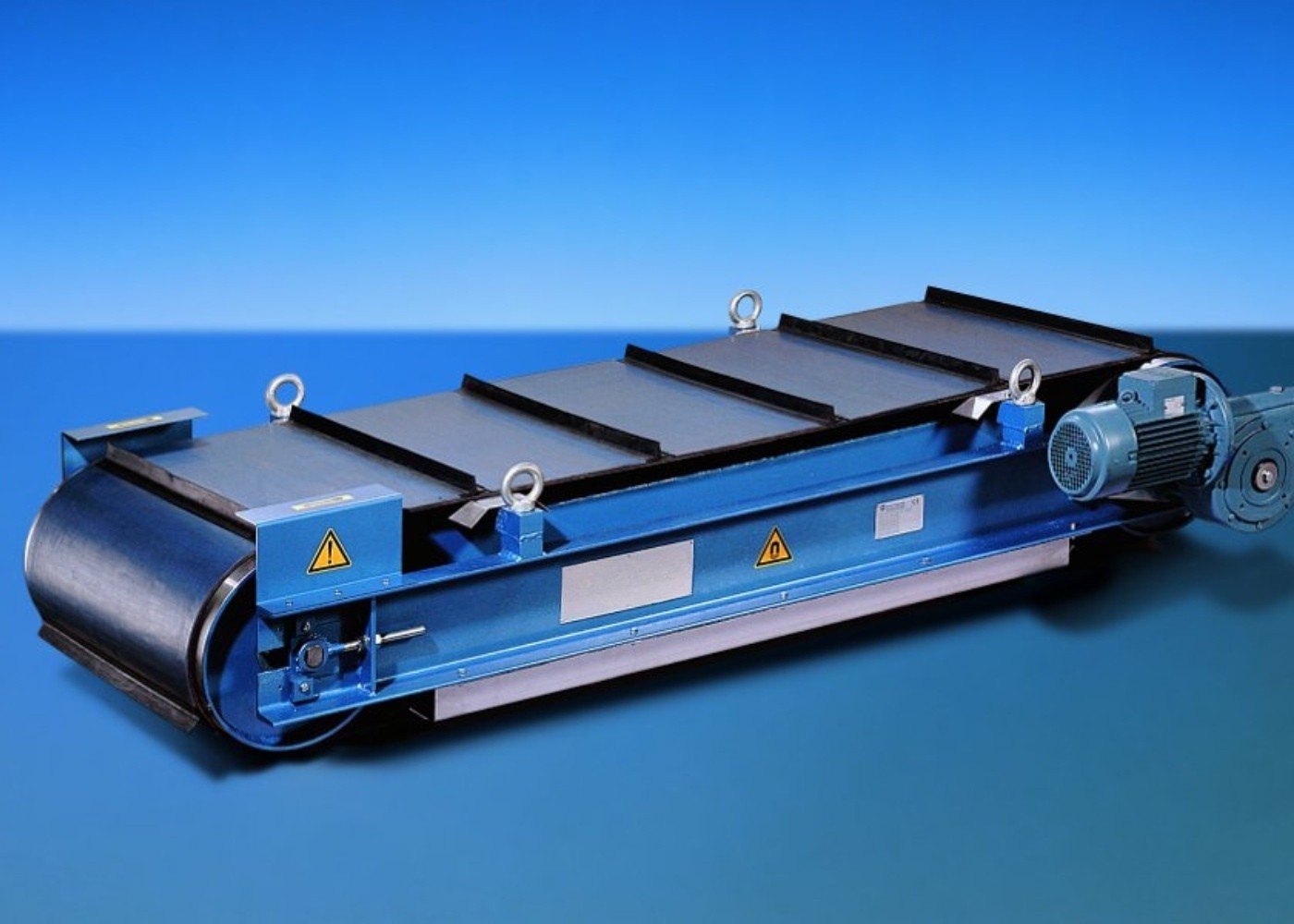 Magnetic separator belt with cleats